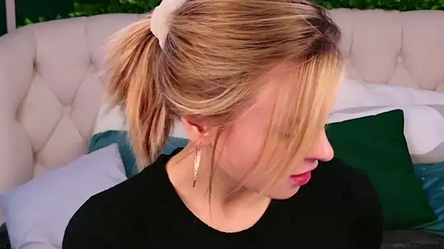 KiaraRolls online show from October 12, 8:33 pm