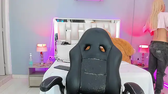 Snapshot of Darlyn_tenderhot__ chatting on October 18, 6:49 am Darlyn tenderhot online show from October 18, 6:49 am