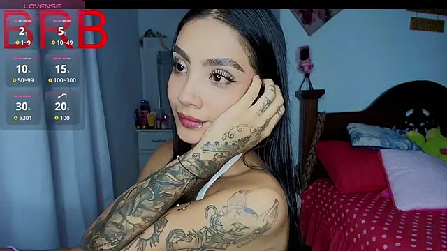 mia yireth online show from November 25, 12:13 am