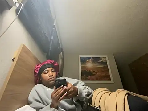 Snapshot of princesslivv chatting on October 1, 10:37 pm princesslivv online show from October 1, 10:37 pm