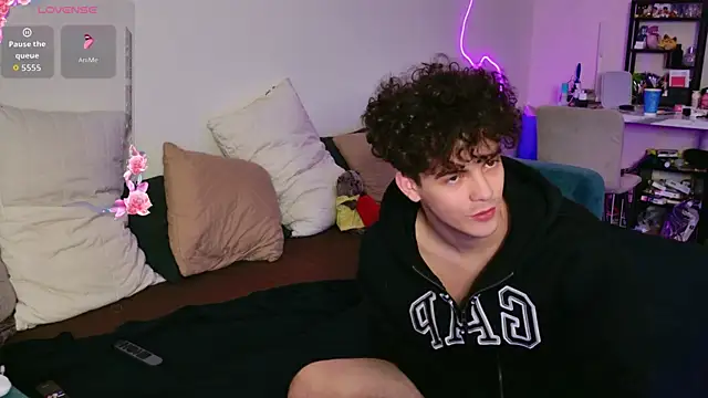 Alice18James online show from September 13, 9:01 pm