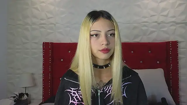 Snapshot of Lucy_n_pink chatting on October 27, 3:51 pm Lucy n pink online show from October 27, 3:51 pm