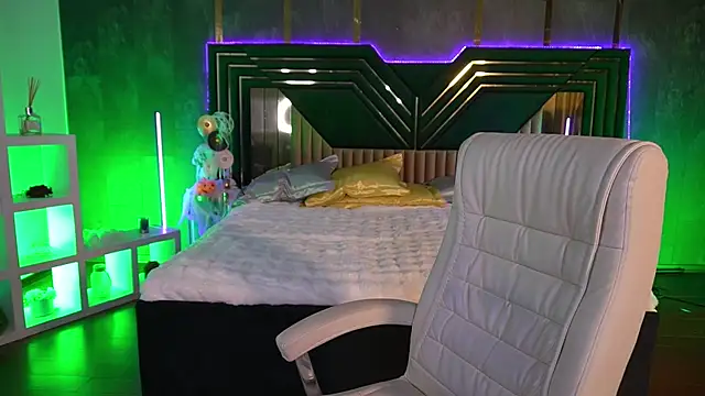 LunaPearll online show from October 28, 2:56 pm