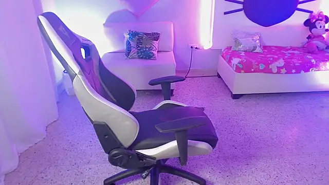 mishel hott online show from September 8, 8:41 pm