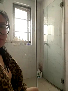 lingzi9333 online show from November 22, 6:05 am