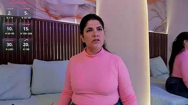 Snapshot of Roxie-NS chatting on October 14, 11:57 am Roxie-NS online show from October 14, 11:57 am