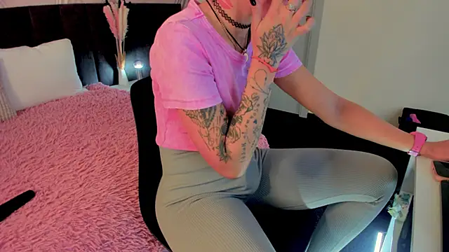 Snapshot of Kira_Key chatting on September 23, 1:37 am Kira Key online show from September 23, 1:37 am