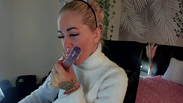 Snapshot of Kira_Key chatting on October 14, 2:03 am Kira Key online show from October 14, 2:03 am