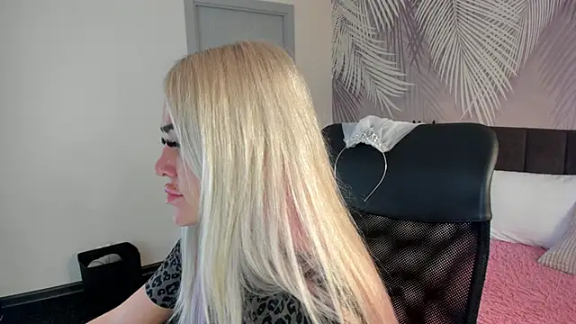 Snapshot of Kira_Key chatting on September 28, 9:14 am Kira Key online show from September 28, 9:14 am