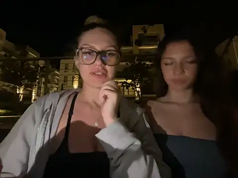 Snapshot of DivineDesireDuo chatting on October 17, 9:40 pm DivineDesireDuo online show from October 17, 9:40 pm