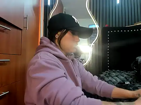 Snapshot of scarletr_red chatting on October 16, 10:45 pm scarletr red online show from October 16, 10:45 pm