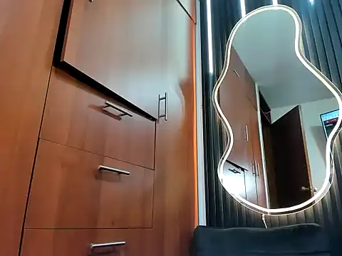 Snapshot of scarletr_red chatting on October 15, 9:39 pm scarletr red online show from October 15, 9:39 pm