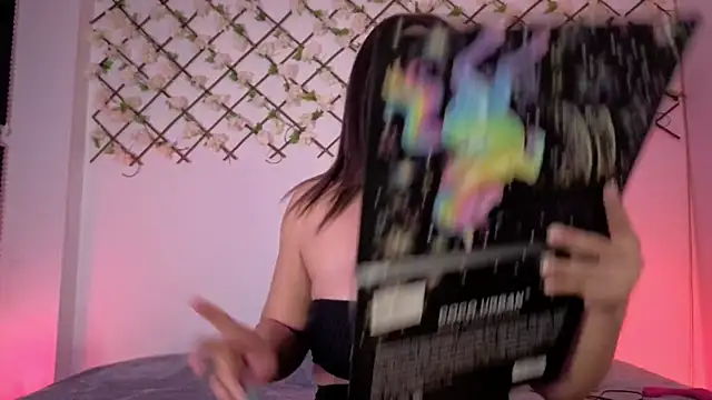 Snapshot of MiaCollinssx chatting on October 6, 5:18 pm MiaCollinssx online show from October 6, 5:18 pm