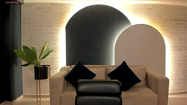 Snapshot of LeahNovac chatting on October 2, 11:37 am LeahNovac online show from October 2, 11:37 am