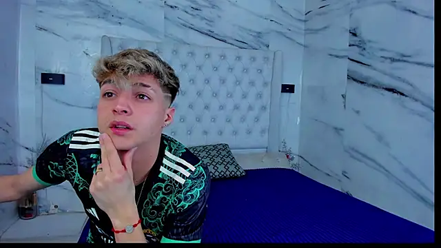 Snapshot of Ari_and_Storm chatting on October 22, 2:16 am Ari and Storm online show from October 22, 2:16 am