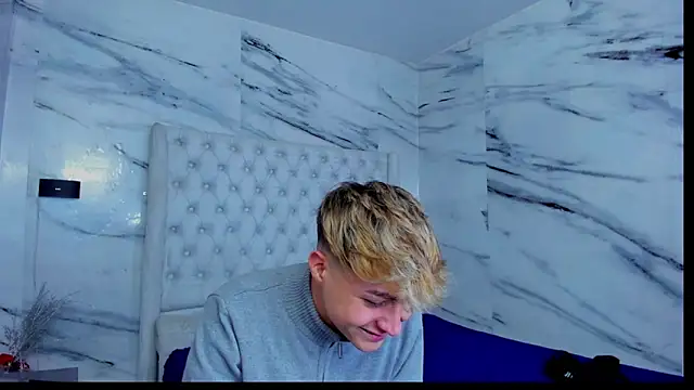 Snapshot of Ari_and_Storm chatting on October 23, 2:17 am Ari and Storm online show from October 23, 2:17 am