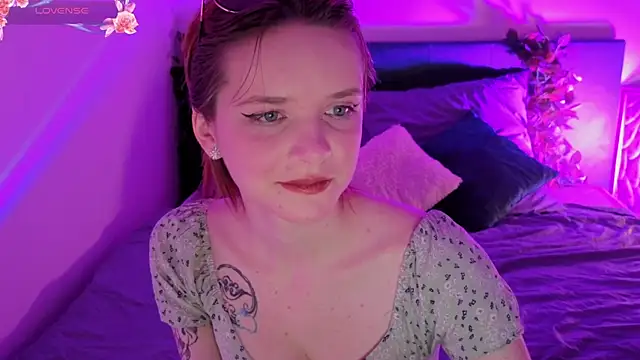 KiraMountrays online show from November 3, 10:25 pm