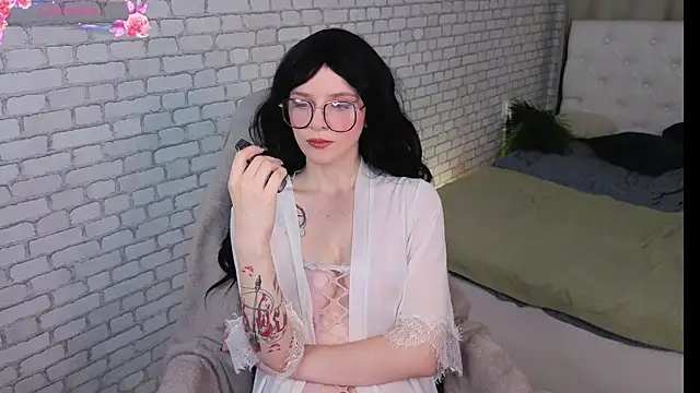 KiraMountrays online show from October 14, 10:45 pm