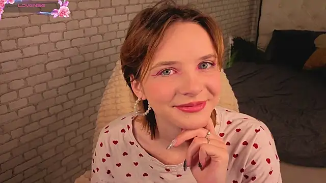 KiraMountrays online show from October 22, 12:04 am