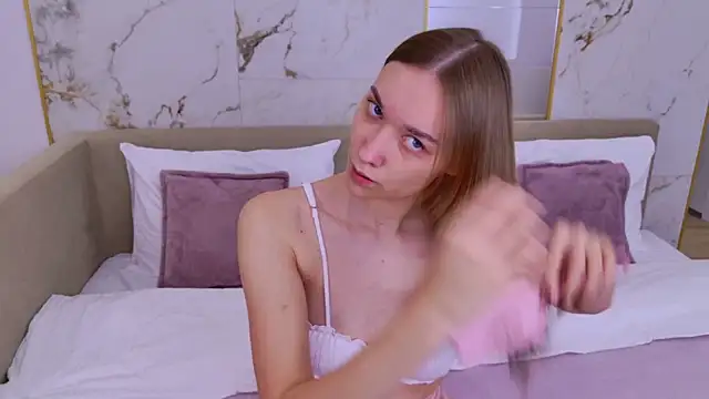 AmadaReine online show from September 30, 4:12 pm