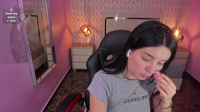 Snapshot of CHRISTY_TEIGEN4 chatting on October 18, 7:48 pm CHRISTY TEIGEN4 online show from October 18, 7:48 pm