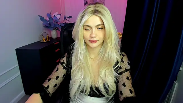 LeslieMineg online show from September 25, 7:45 pm