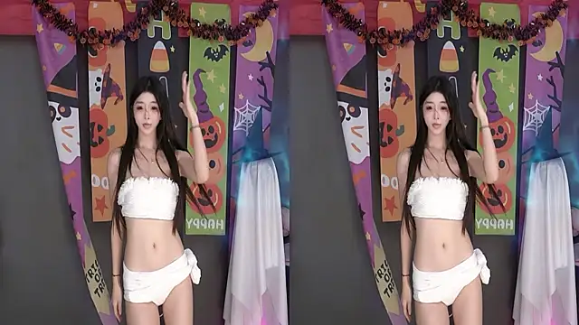 Snapshot of U-R-HERE chatting on October 31, 2:24 am U-R-HERE online show from October 31, 2:24 am