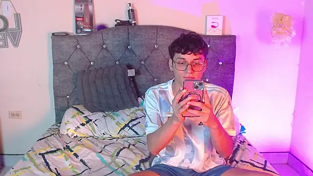 logan willyams  online show from October 28, 10:36 pm