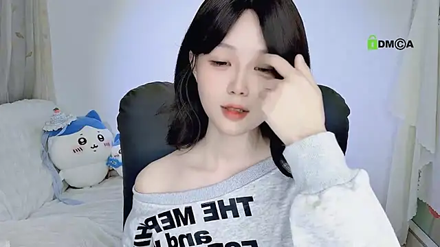 Snapshot of gummy-candy chatting on October 25, 3:47 am gummy-candy online show from October 25, 3:47 am