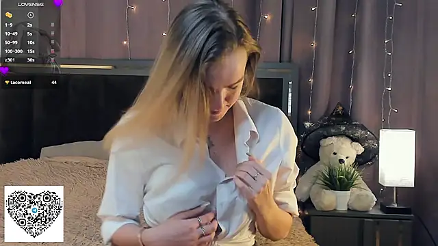 KerenFurguson online show from September 28, 8:03 pm