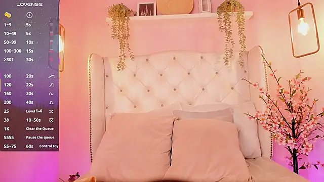 Snapshot of MissMahala_ chatting on October 31, 8:35 pm MissMahala online show from October 31, 8:35 pm