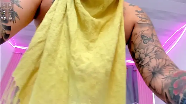 Snapshot of Nayla-Mouna chatting on October 21, 7:51 pm Nayla-Mouna online show from October 21, 7:51 pm