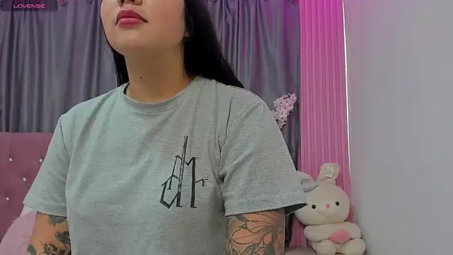 Snapshot of Nayla-Mouna chatting on October 8, 7:51 pm Nayla-Mouna online show from October 8, 7:51 pm