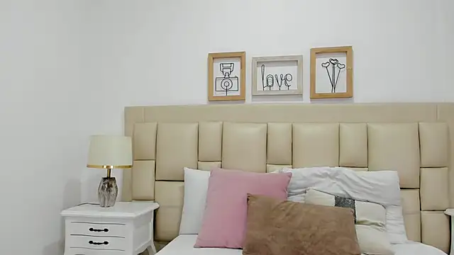 Snapshot of EbonyLudovica chatting on October 21, 3:43 am EbonyLudovica online show from October 21, 3:43 am