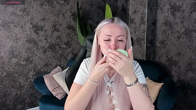 Snapshot of Joyce_Howard chatting on October 17, 2:37 am Joyce Howard online show from October 17, 2:37 am