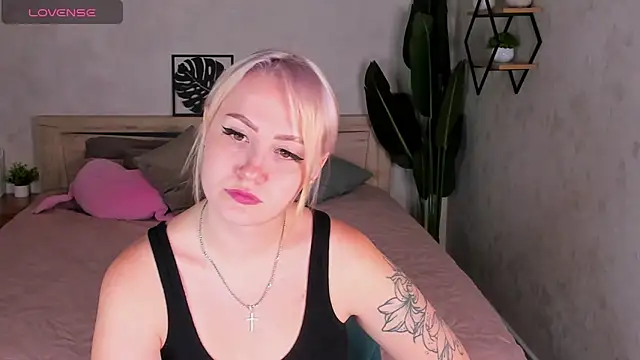 Snapshot of Joyce_Howard chatting on September 18, 7:51 am Joyce Howard online show from September 18, 7:51 am