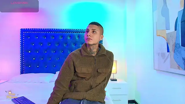 Snapshot of Damian_and_roxanne chatting on October 22, 12:32 pm Damian and roxanne online show from October 22, 12:32 pm