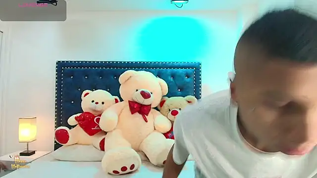 Snapshot of Damian_and_roxanne chatting on October 19, 12:29 pm Damian and roxanne online show from October 19, 12:29 pm