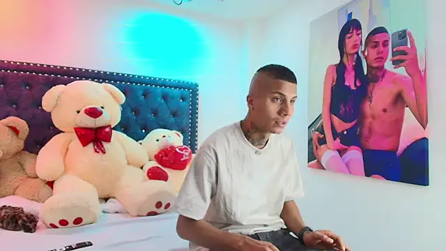 Snapshot of Damian_and_roxanne chatting on October 10, 12:43 pm Damian and roxanne online show from October 10, 12:43 pm