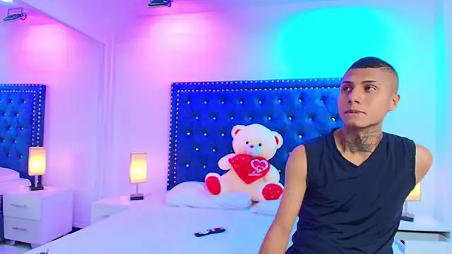 Snapshot of Damian_and_roxanne chatting on October 1, 12:32 pm Damian and roxanne online show from October 1, 12:32 pm