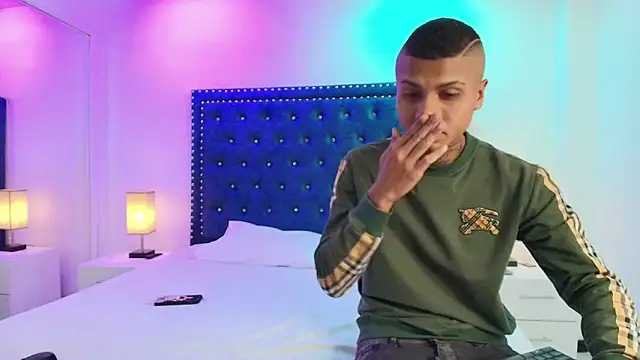 Snapshot of Damian_and_roxanne chatting on October 4, 12:33 pm Damian and roxanne online show from October 4, 12:33 pm