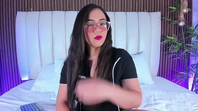 Snapshot of AliHamilton chatting on September 30, 11:20 pm AliHamilton online show from September 30, 11:20 pm