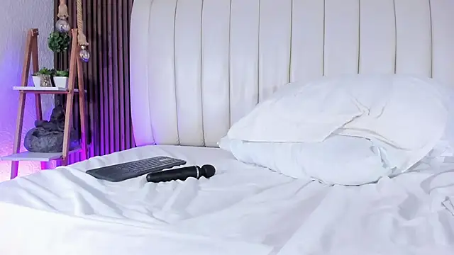 Snapshot of AliHamilton chatting on October 18, 12:46 am AliHamilton online show from October 18, 12:46 am