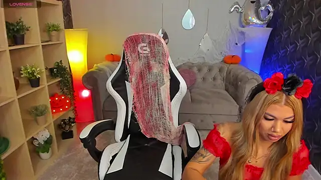 Snapshot of xPuka chatting on October 31, 6:23 pm xPuka online show from October 31, 6:23 pm