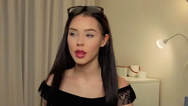 Snapshot of slyshypie chatting on October 10, 1:27 pm slyshypie online show from October 10, 1:27 pm