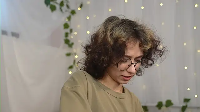 Snapshot of MimiLicks chatting on September 19, 8:57 am MimiLicks online show from September 19, 8:57 am