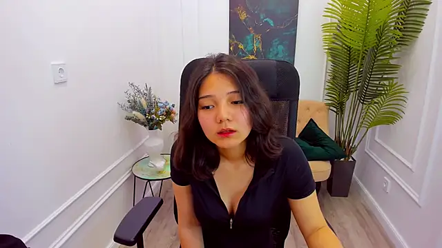 ElliVensda online show from September 13, 9:01 pm