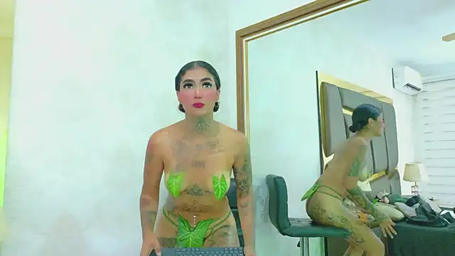 Snapshot of EmilieLake chatting on October 9, 9:08 pm EmilieLake online show from October 9, 9:08 pm