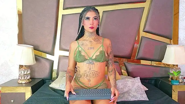 Snapshot of EmilieLake chatting on October 1, 8:14 pm EmilieLake online show from October 1, 8:14 pm