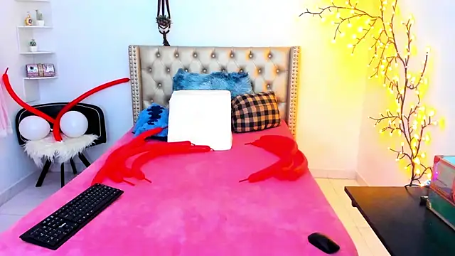 Snapshot of LenaStylesOA chatting on October 17, 1:47 pm LenaStylesOA online show from October 17, 1:47 pm